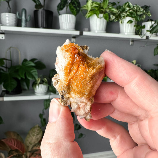 Vanadinite on Barite